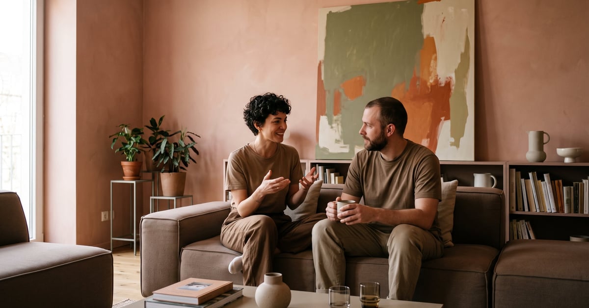 Salon moderne aux couleurs tendance, ambiance chaleureuse avec teintes douces et naturelles pour la saison